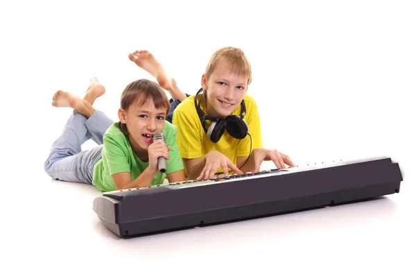 Niños pequeños en sintetizador — Foto de Stock