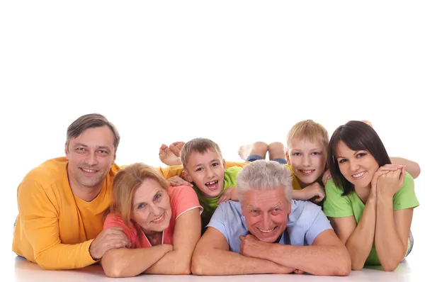 Liegen en gelukkige familie — Stockfoto
