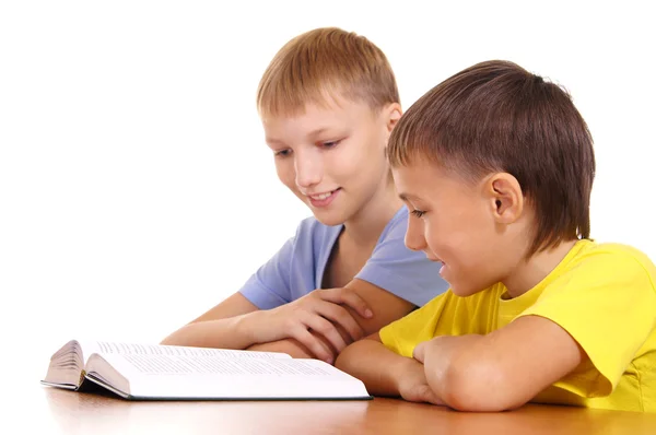 Due ragazzi che leggono — Foto Stock