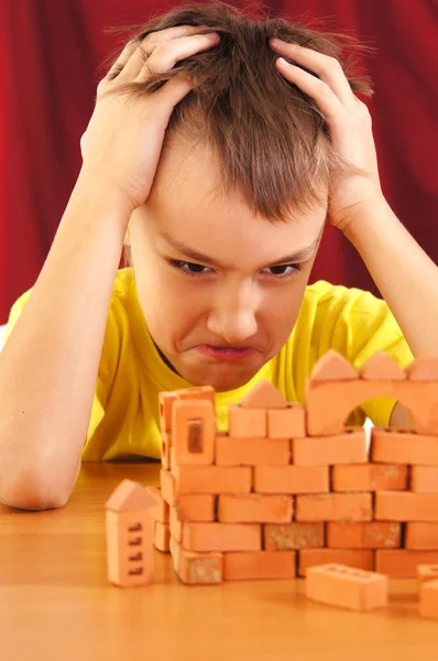 Pequeño chico enojado construyendo — Foto de Stock