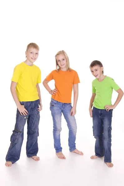 Tre barnen poserar — Stockfoto