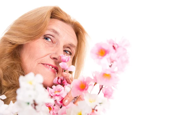 Feliz anciana con flores —  Fotos de Stock