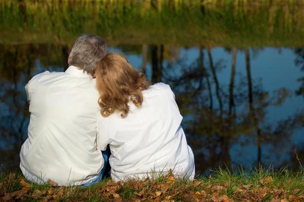 Прекрасная пожилая пара у озера — стоковое фото