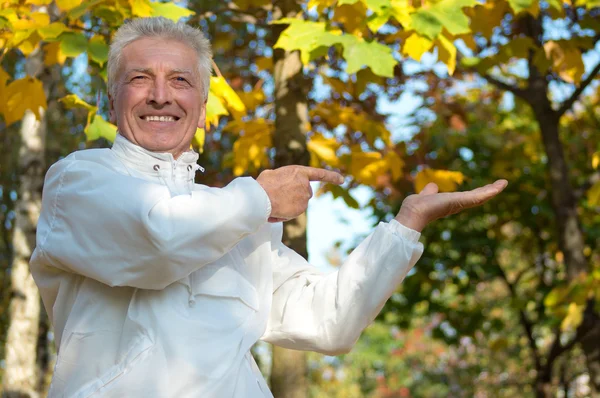 Old guy at autumn park — Stock Photo, Image