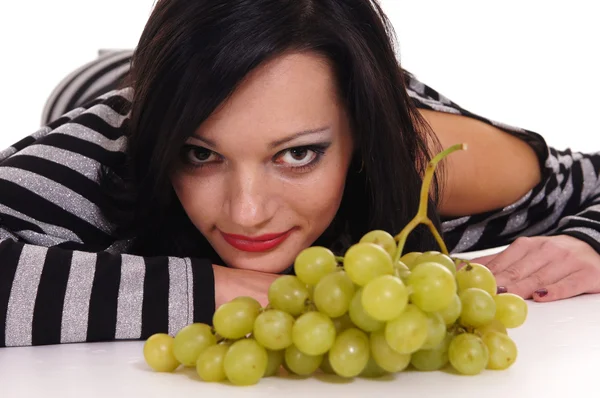 Mladá žena s hroznovým vínem — Stock fotografie