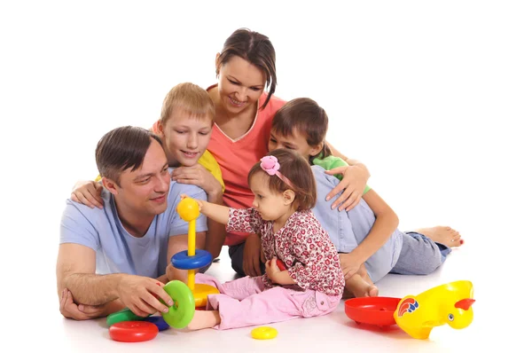 Familie spelen op wit — Stockfoto