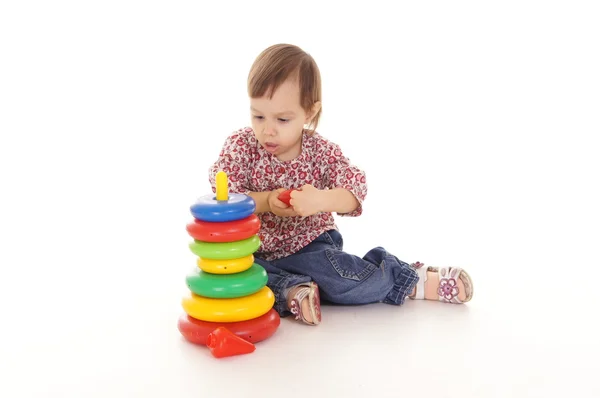 Ребенок играет на полу — стоковое фото