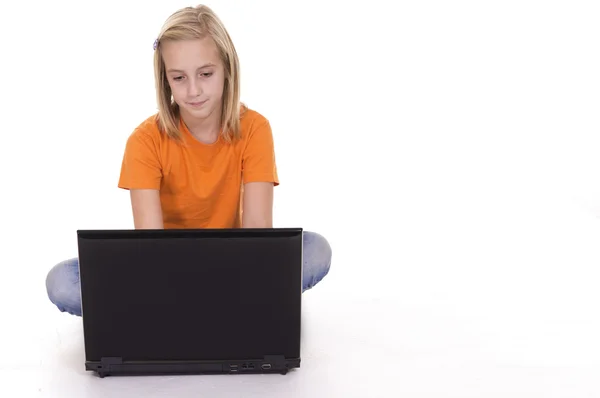 Chica con computadora — Foto de Stock