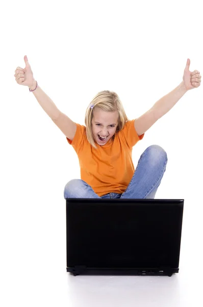 Junges Mädchen mit Laptop — Stockfoto