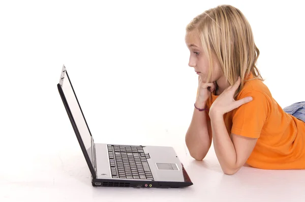 Jong meisje liggen met laptop — Stockfoto