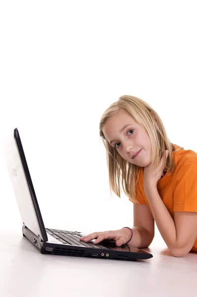 Chica joven acostada con portátil — Foto de Stock