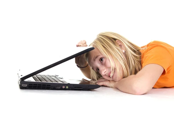 Ung flicka liggande med laptop — Stockfoto