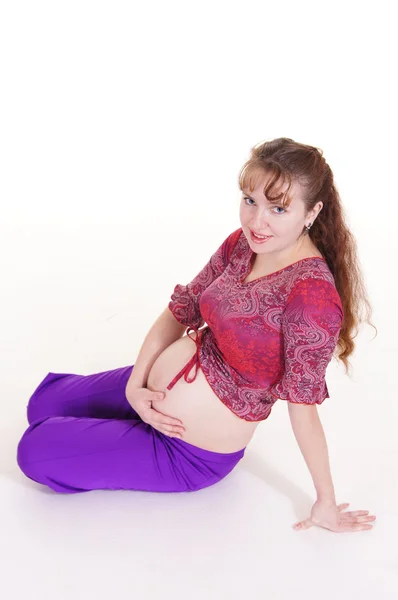 Gravid kvinna på vit — Stockfoto