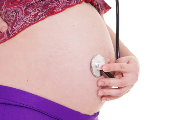 Wanita hamil dengan stetoskop — Stok Foto