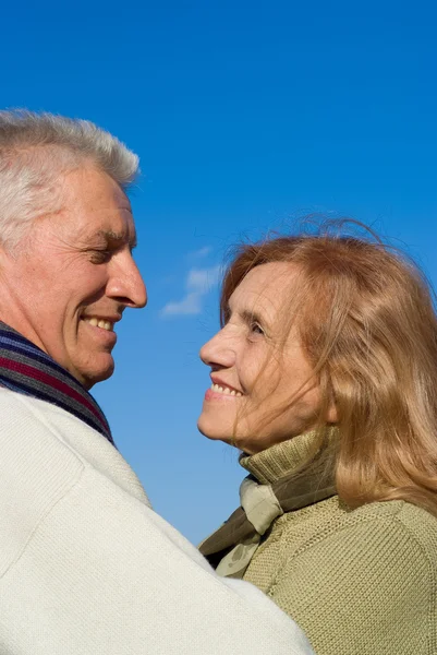 Lyckliga äldre par på sky — Stockfoto