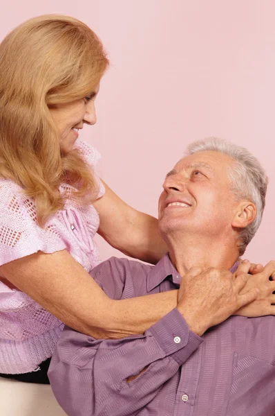 Linda pareja de edad en rosa —  Fotos de Stock