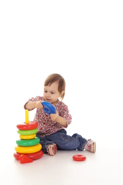 Ребенок играет на полу — стоковое фото