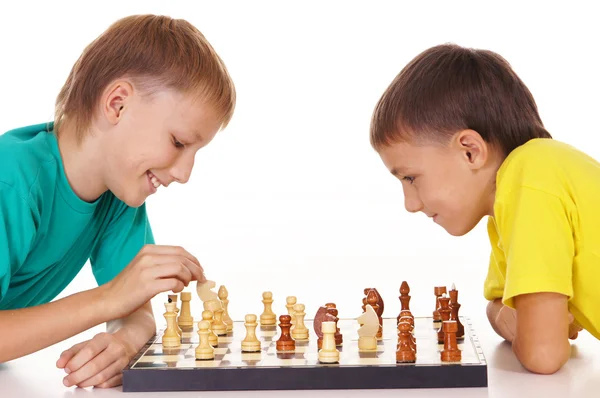 Rapazes a jogar xadrez — Fotografia de Stock