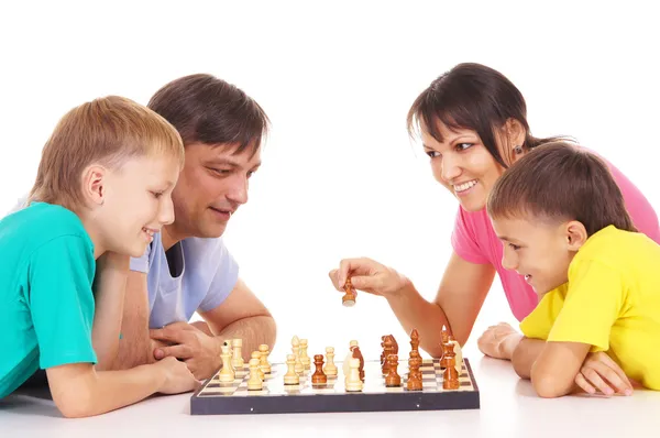 Мальчики играют в шахматы — стоковое фото