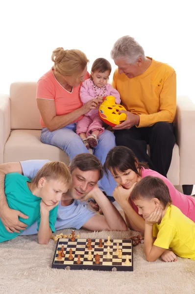 Familie mit Schach — Stockfoto
