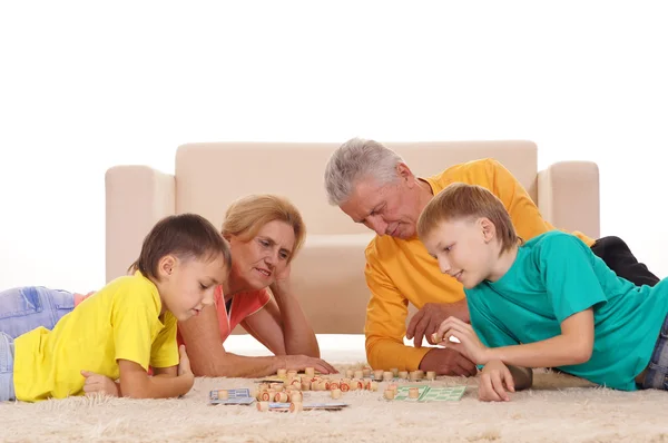 Familj spelar på mattan — Stockfoto
