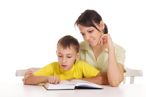 Mamma e figlio lettura — Foto Stock