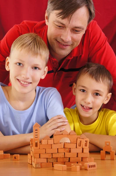 Vader en zonen spelen — Stockfoto