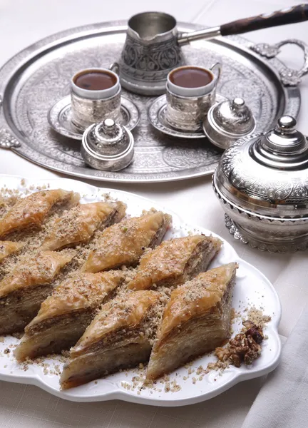 Рамаданский десерт паклава и турецкий кофе — стоковое фото