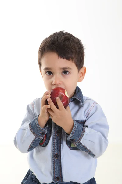 Kind met een appel — Stockfoto