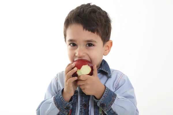 Дитина з яблуком — стокове фото