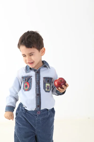 A criança não gosta de maçã. — Fotografia de Stock