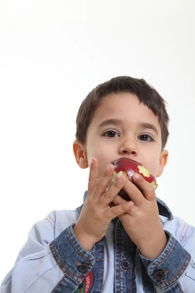 Niño con una manzana — Foto de Stock