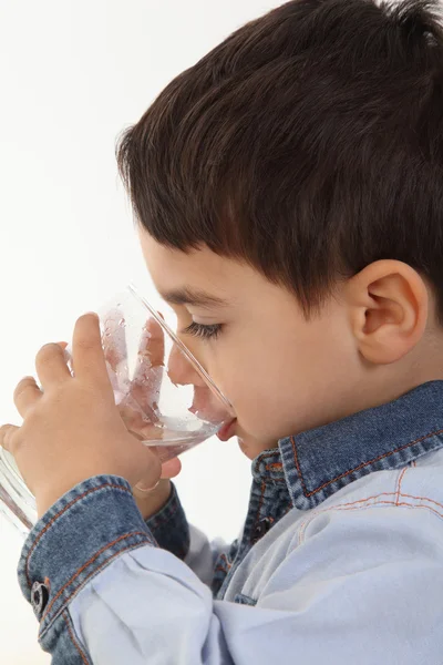 Agua potable para niños — Foto de Stock
