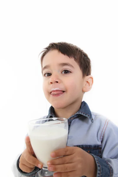 Дитина п'є стакан молока — стокове фото