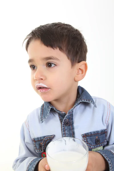 Dziecko picia szklankę mleka — Zdjęcie stockowe