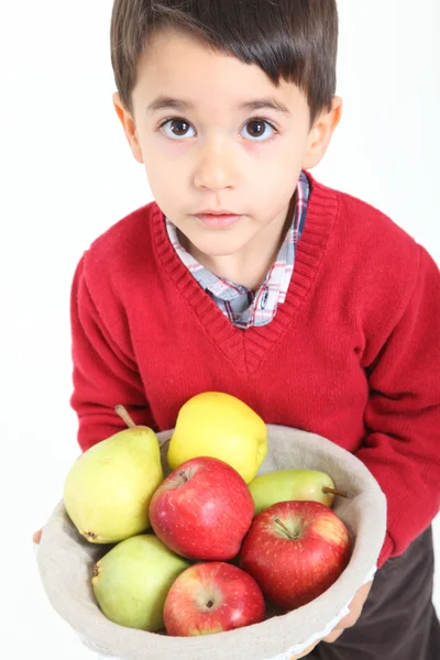 Дитина приносить фрукти з кошика — стокове фото