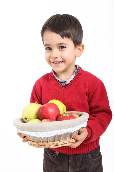 Дитина приносить фрукти з кошика — стокове фото