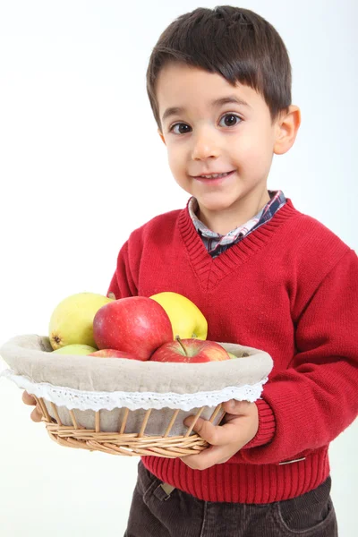 Dítě přinést ovoce košík — Stock fotografie