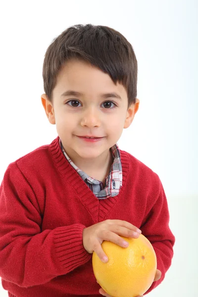 Niño adorable con un pomelo —  Fotos de Stock