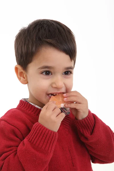 Красивый ребенок с грейпфрутом — стоковое фото