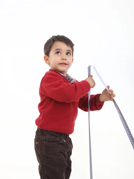 Junge spielt mit Messgerät — Stockfoto
