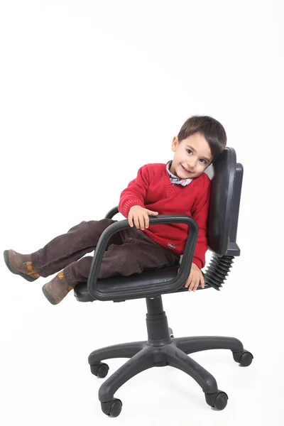 Bir patron gibi oturan çocuk — Stok fotoğraf