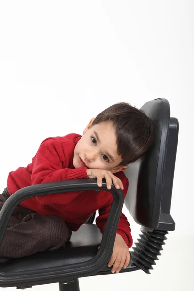 Criança sentada como um chefe — Fotografia de Stock