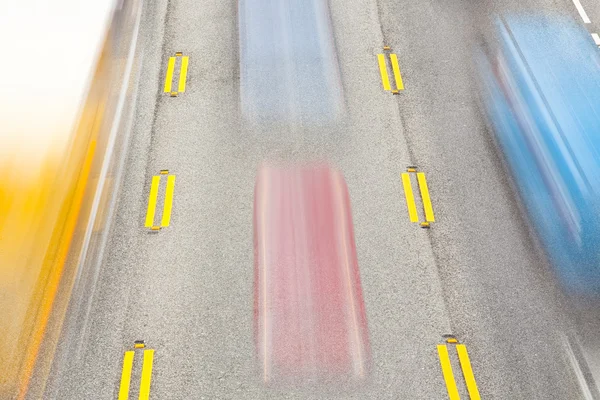 Carros acelerando ao longo da estrada — Fotografia de Stock