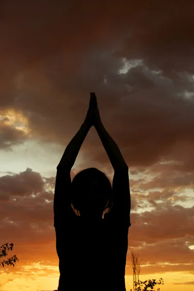 Yoga im Sonnenuntergang — Stockfoto