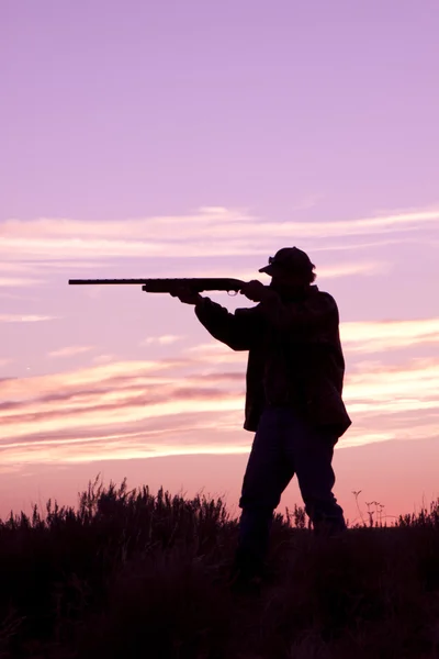 Jäger mit Schrotflinte bei Sonnenuntergang — Stockfoto
