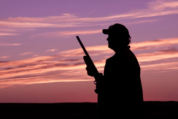 日没時の散弾銃で畑のハンター — ストック写真