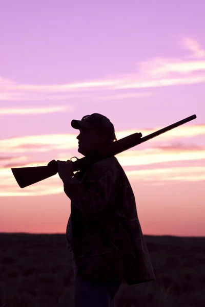 Upland Hunter com espingarda ao pôr do sol — Fotografia de Stock