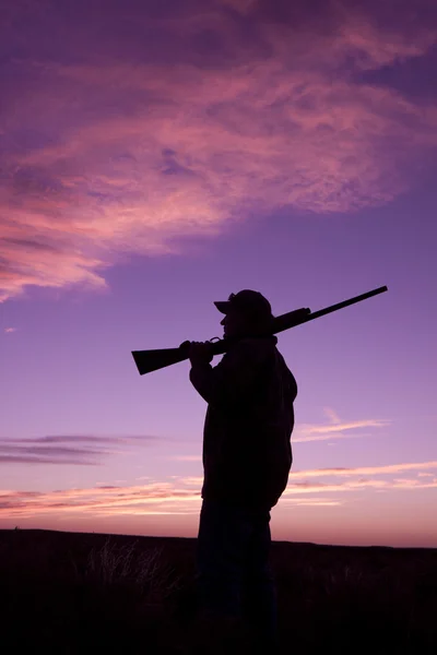 Hunter con escopeta al atardecer — Foto de Stock