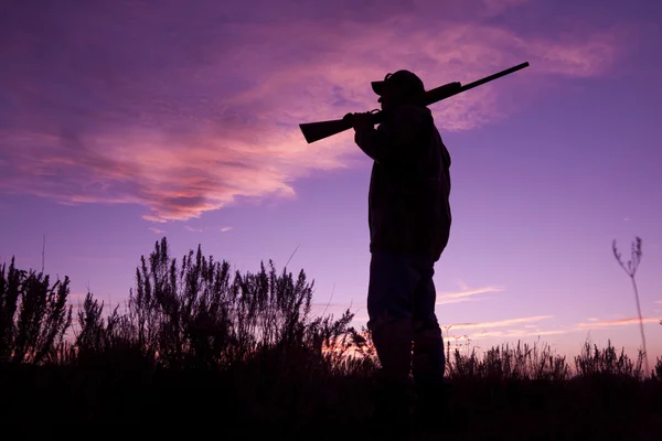Hunter con escopeta al atardecer — Foto de Stock